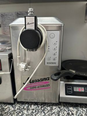 une cafetière posée sur le plan de travail, à côté d'un mixeur