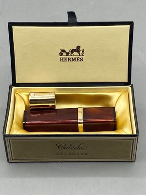 une boîte contenant un stylo et un stylo à l'intérieur