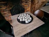 une assiette de cupcakes posée sur une table dans un restaurant