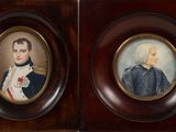 deux portraits encadrés représentant deux hommes en uniforme militaire, dont l'un dans un cadre en bois