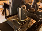 many computers that are sitting on top of a table