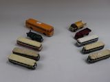 beaucoup de petits bus et de petites voitures miniatures posés sur une table