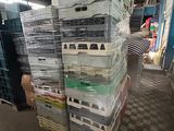 de nombreuses piles de cartons empilées les unes sur les autres dans un entrepôt