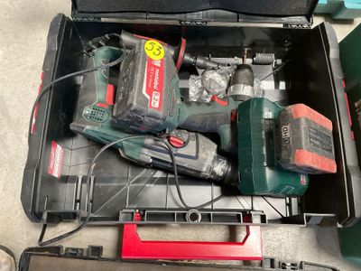 une boîte à outils avec des outils sur le sol