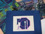 un sac bleu sur lequel est représentée une fourchette et un couteau