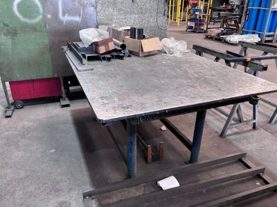 une table placée au milieu d'une pièce