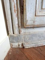 GRANDE ENCOIGNURE en bois naturel mouluré et laqué gris ouvr… (photo 3)
