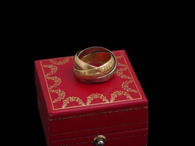 une boîte rouge surmontée d'un anneau doré