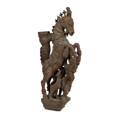 statue représentant un cheval coiffé d'une couronne, avec un homme à cheval sur son dos