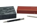 un stylo, une boîte et un stylo posés sur une table