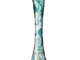un vase en verre posé sur une surface blanche