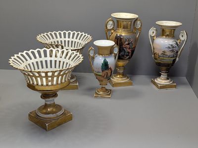 de nombreux vases posés sur une table