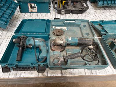 de nombreux outils posés sur une table