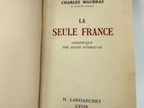 un livre ouvert sur une table, sur laquelle figure un chiffre