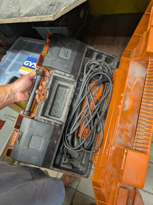 un homme qui tient un outil à la main