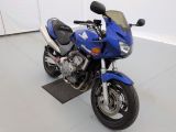 une moto bleue garée dans une pièce