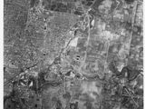 une photo en noir et blanc montrant une vue aérienne d'une ville