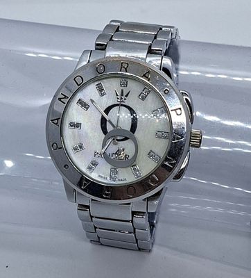 gros plan d'une montre-bracelet sur une table