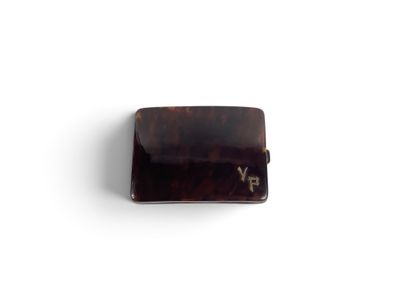 bouton rectangulaire en écaille de tortue sur lequel figure la lettre « y »