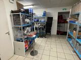 une photo d'une cuisine avec de nombreux objets sur les étagères