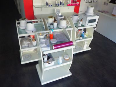 un comptoir sur lequel sont disposés de nombreux produits de beauté