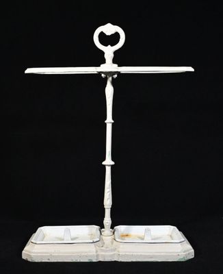 une balance blanche posée sur une assiette blanche, elle-même posée sur une table