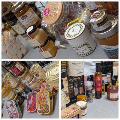 de nombreux types de confitures et de condiments sur la table