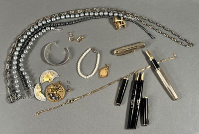 beaucoup de bijoux posés sur la table