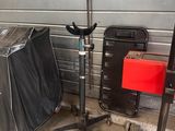 l'image d'un garage contenant de nombreux outils
