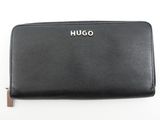 un portefeuille en cuir noir sur lequel est inscrit le mot « Hugo »
