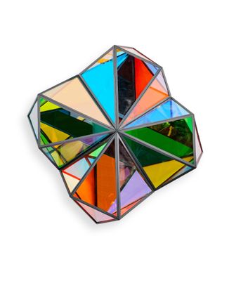 une image représentant un objet en verre multicolore posé sur une surface blanche