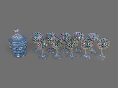 beaucoup de verres et un vase sur la table