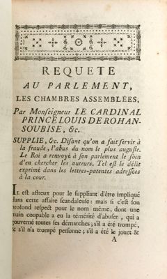 un vieux livre écrit posé sur une table