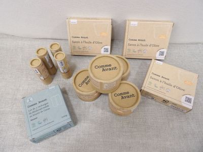 un grand nombre d'objets posés sur une table