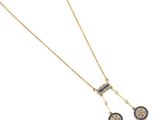 un collier en or orné de pierres bleues et blanches, montées sur une chaîne