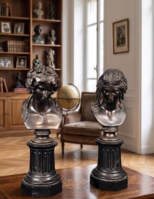 deux statues représentant un homme et une femme assis sur une table