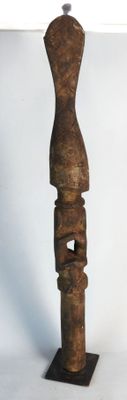 une sculpture en bois posée sur un socle