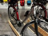 deux vélos posés sur un porte-vélos dans un magasin de vélo