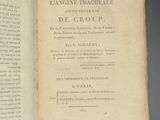 un livre ouvert sur lequel figure l'image d'un chien