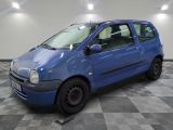 la photo d'une petite voiture bleue garée dans un garage
