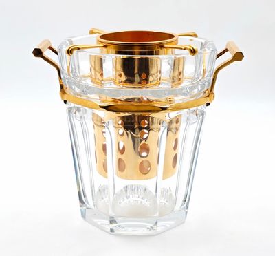 un vase en verre avec une anse dorée sur fond blanc
