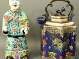 deux figurines d'un homme et d'une femme debout l'un à côté de l'autre