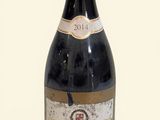 une bouteille de vin posée sur une table