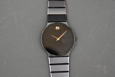gros plan d'une montre-bracelet sur une table