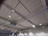une grande pièce avec de nombreux luminaires au plafond
