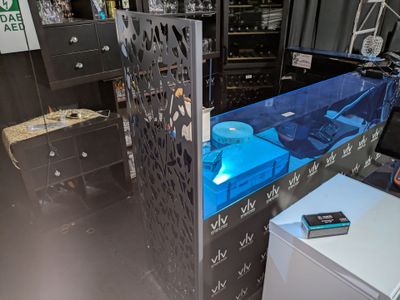 un aquarium au milieu d'une pièce où se trouve un réfrigérateur