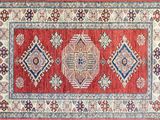 un tapis rouge et bleu au motif ouvragé
