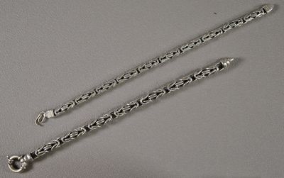 bracelet à chaîne en métal argenté, muni d'un fermoir et d'un fermoir à l'extrémité