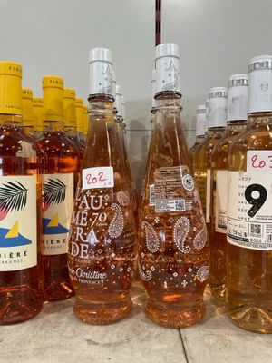 Plusieurs bouteilles d'alcool sont alignées sur un comptoir