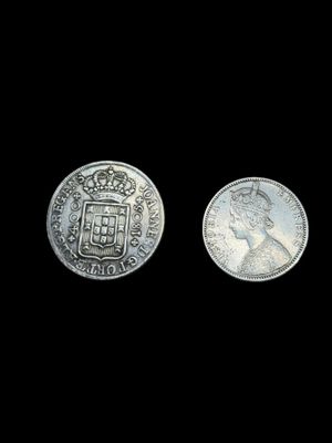deux pièces d'argent sur fond noir, surmontées d'une couronne